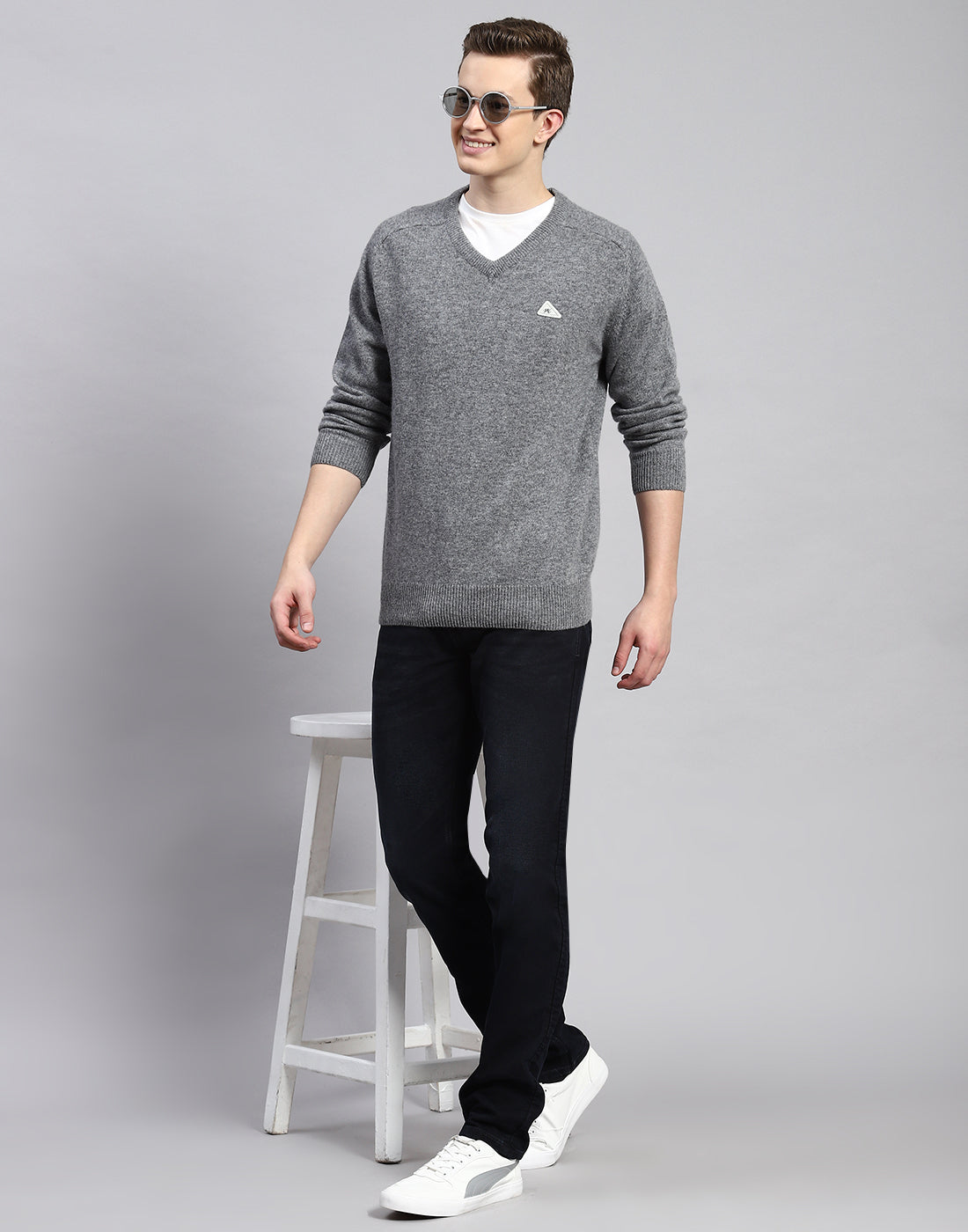 Men Grey Solid V Neck Full Sleeve Pullover