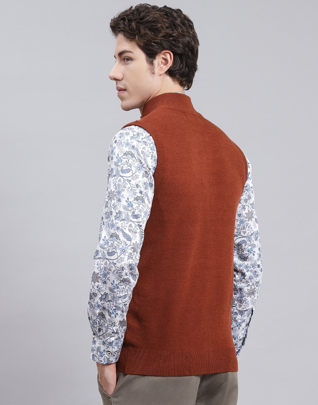 Men Brown Solid Stand Collar Sleeveless Sweater