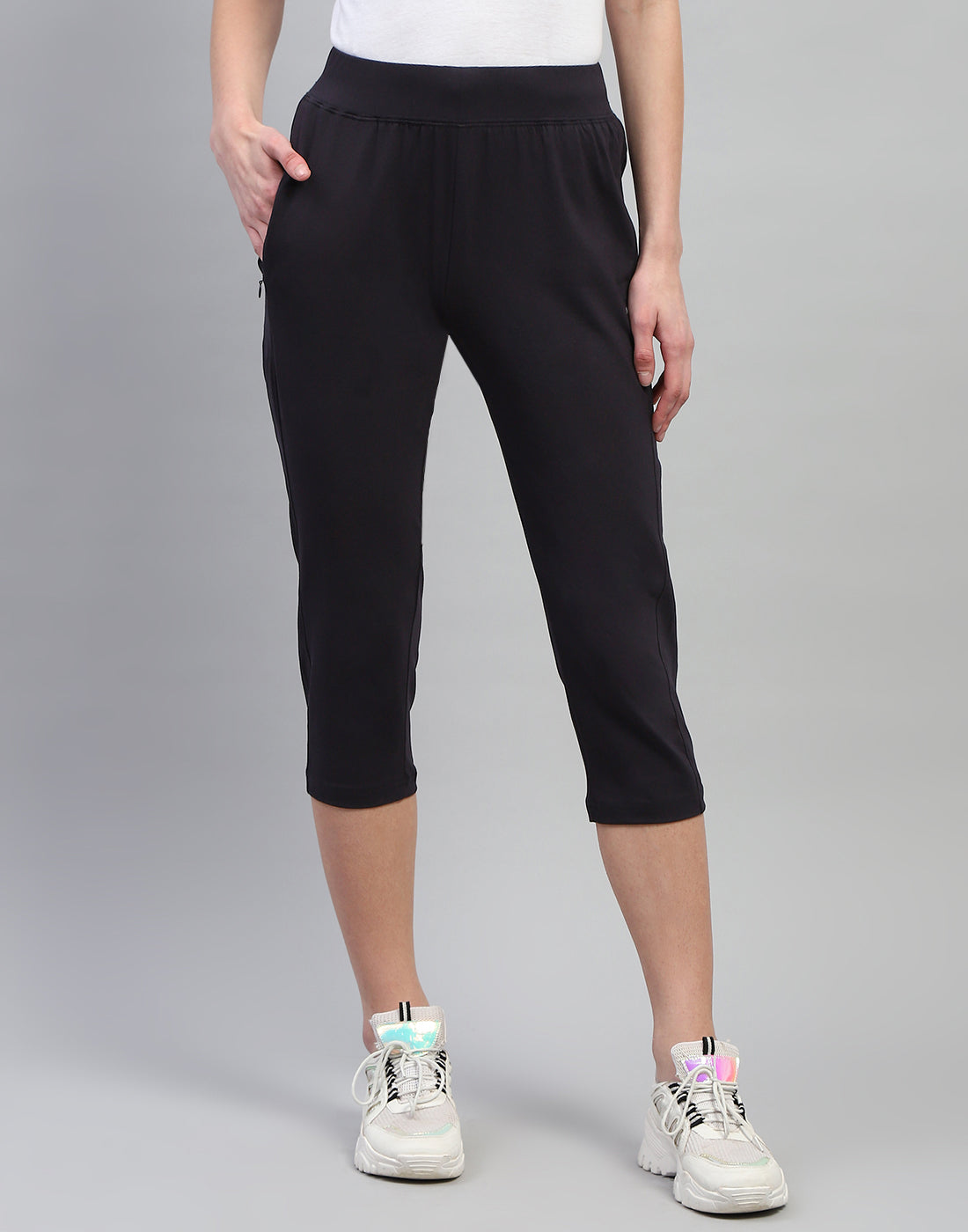 Women Black Solid Regular Fit Capri