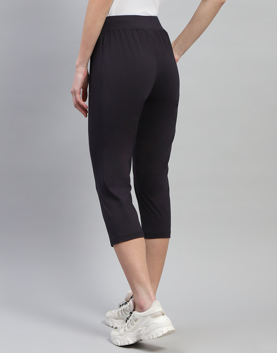 Women Black Solid Regular Fit Capri