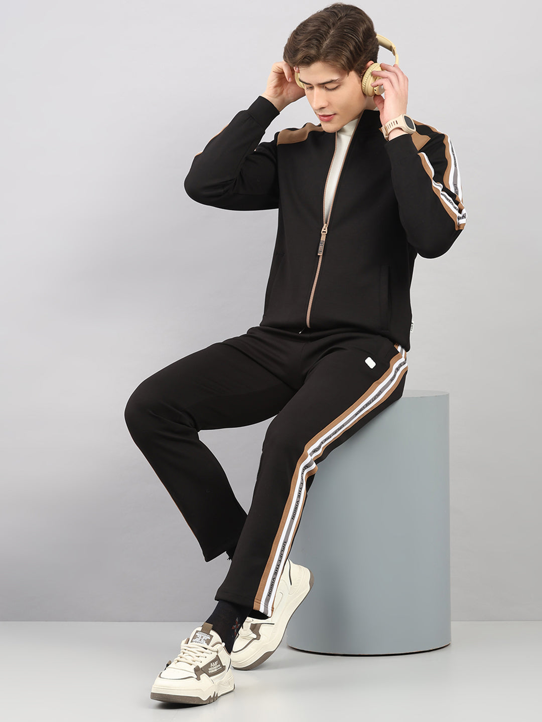 Rock.it Men Black Solid Round Neck Sleeveless Winter Tracksuit