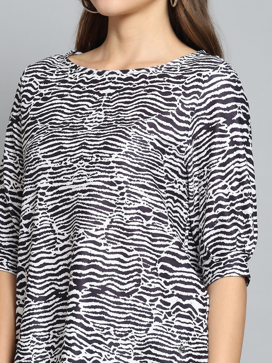 Women Black & White Printed Round Neck 3/4th Sleeve Top
