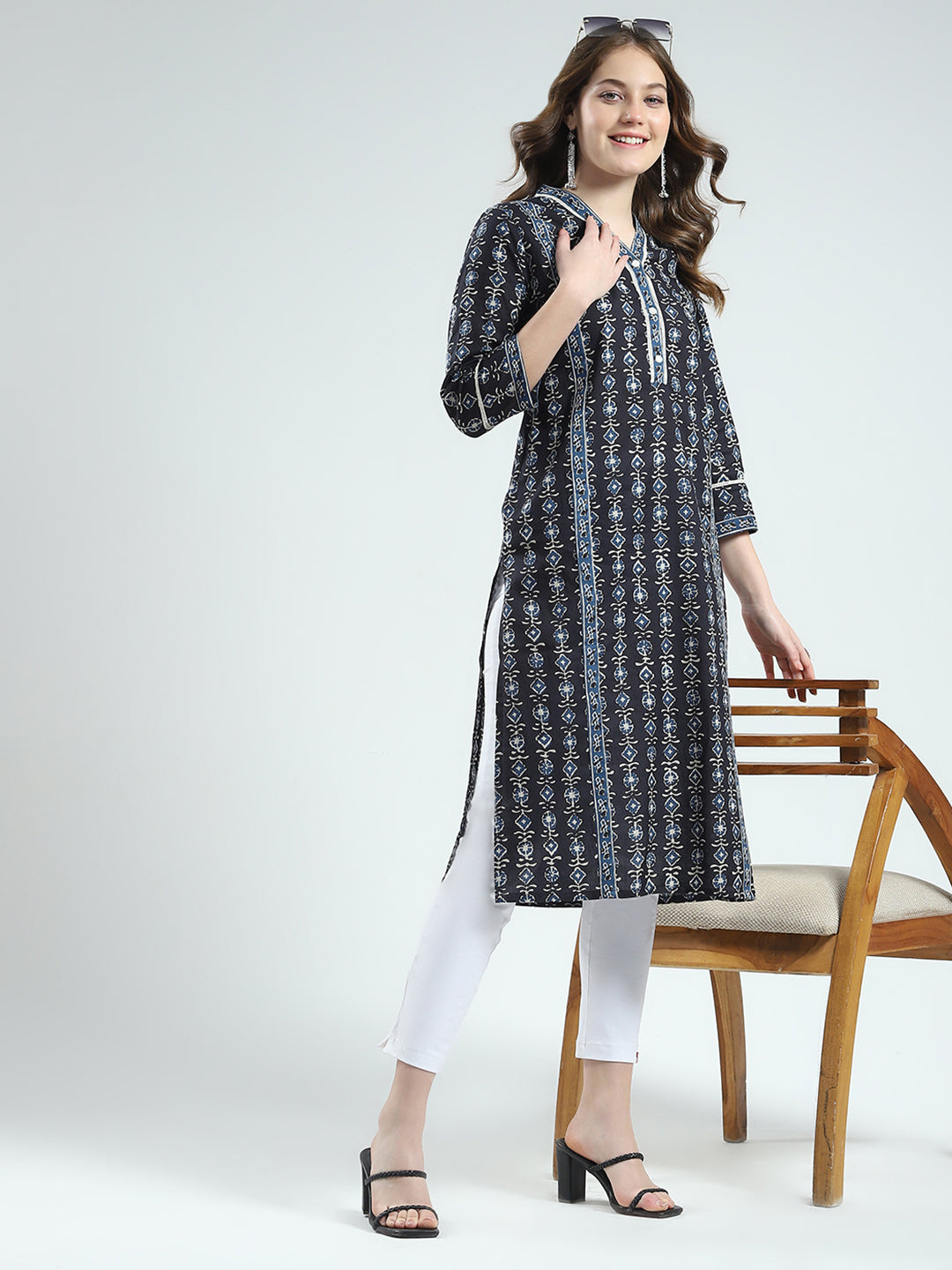 Women Navy Blue Printed V Neck 3/4th Sleeve Kurti