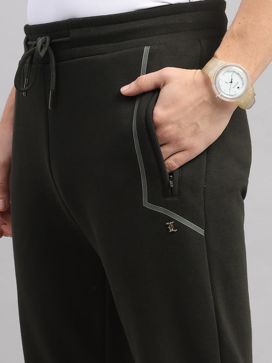 Luxuria Men Olive Solid Collar Full Sleeve Winter Tracksuit