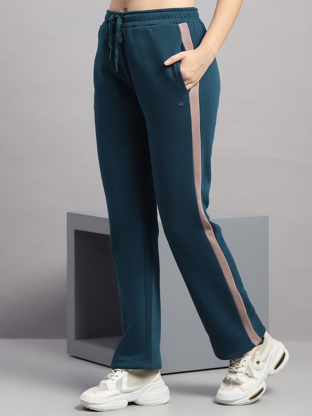 Women Black Printed Hooded Full Sleeve Winter Tracksuit