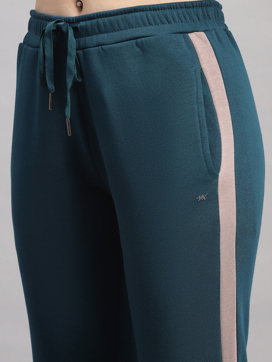 Women Black Printed Hooded Full Sleeve Winter Tracksuit