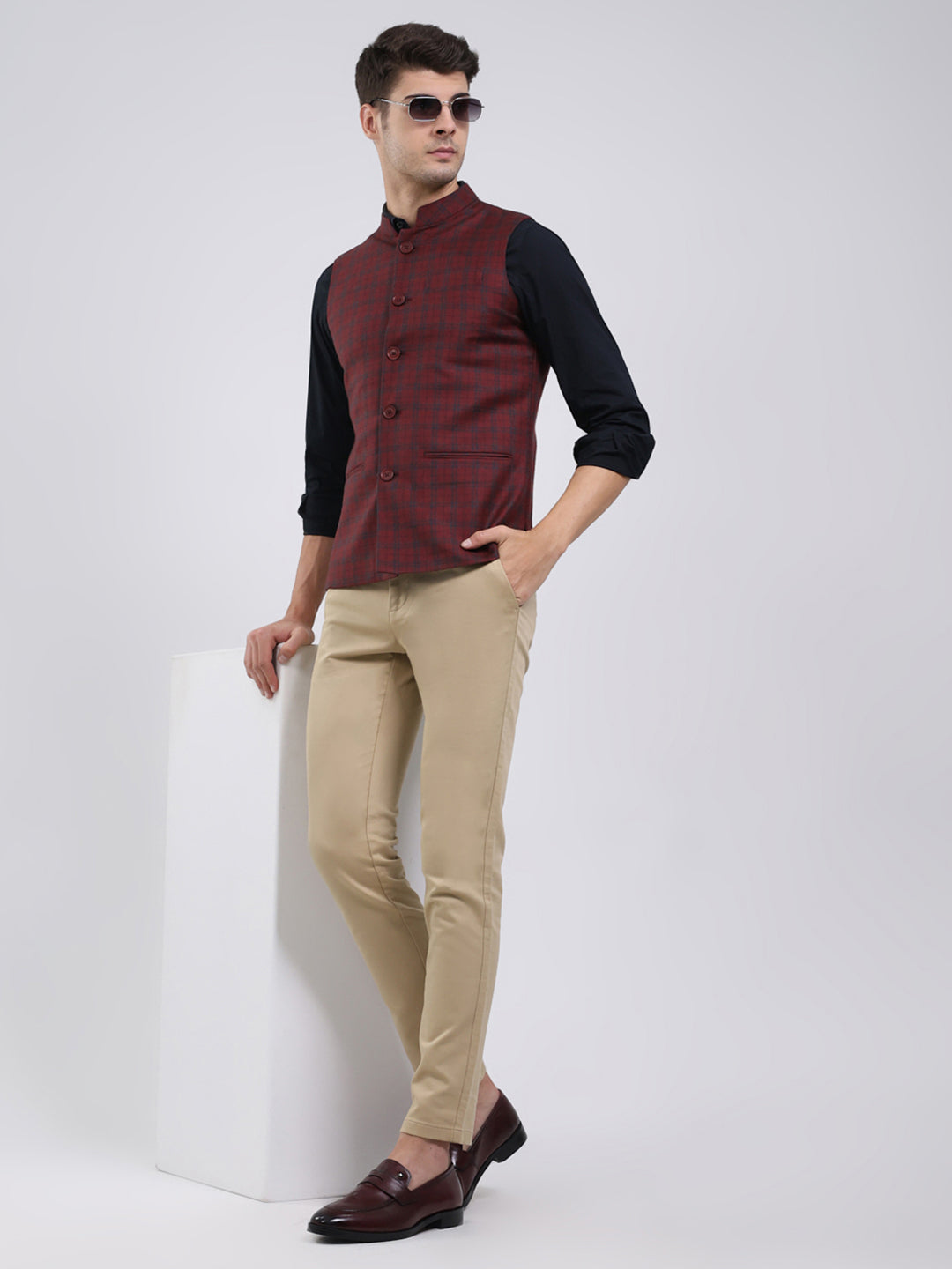 Men Maroon Solid Band Neck Sleeveless Jacket