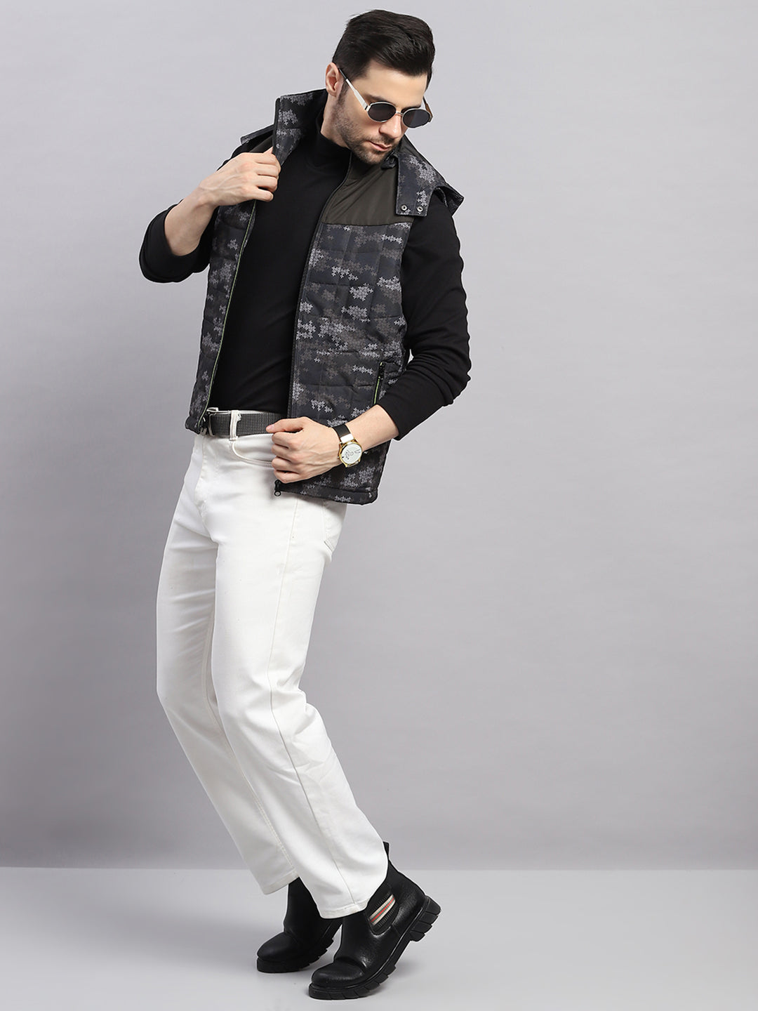 Men Green Solid Hooded Sleeveless Jacket