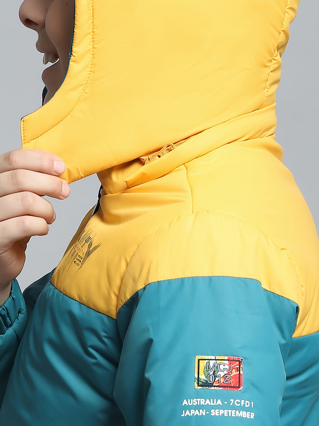 Boys Teal Blue & Yellow Printed Detachable Hood Full Sleeve Jacket