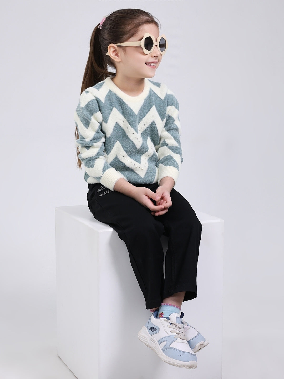 Girls Green Embroidered Round Neck Full Sleeve Pullover