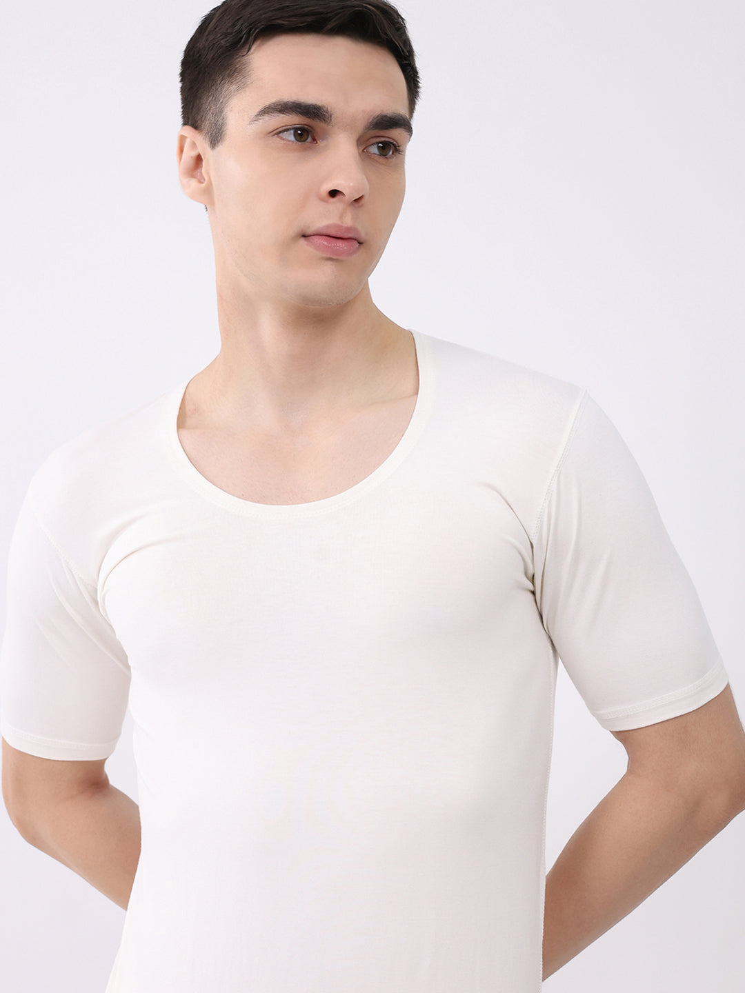 Men White Solid Round Neck Half Sleeve Thermal Vest
