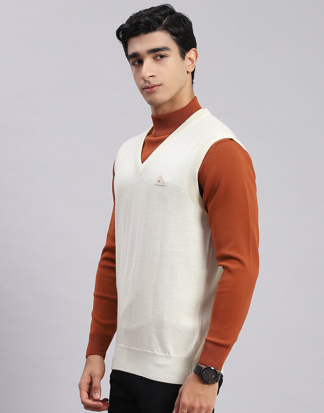 Men Off White Solid V Neck Sleeveless Sweaters/Pullovers