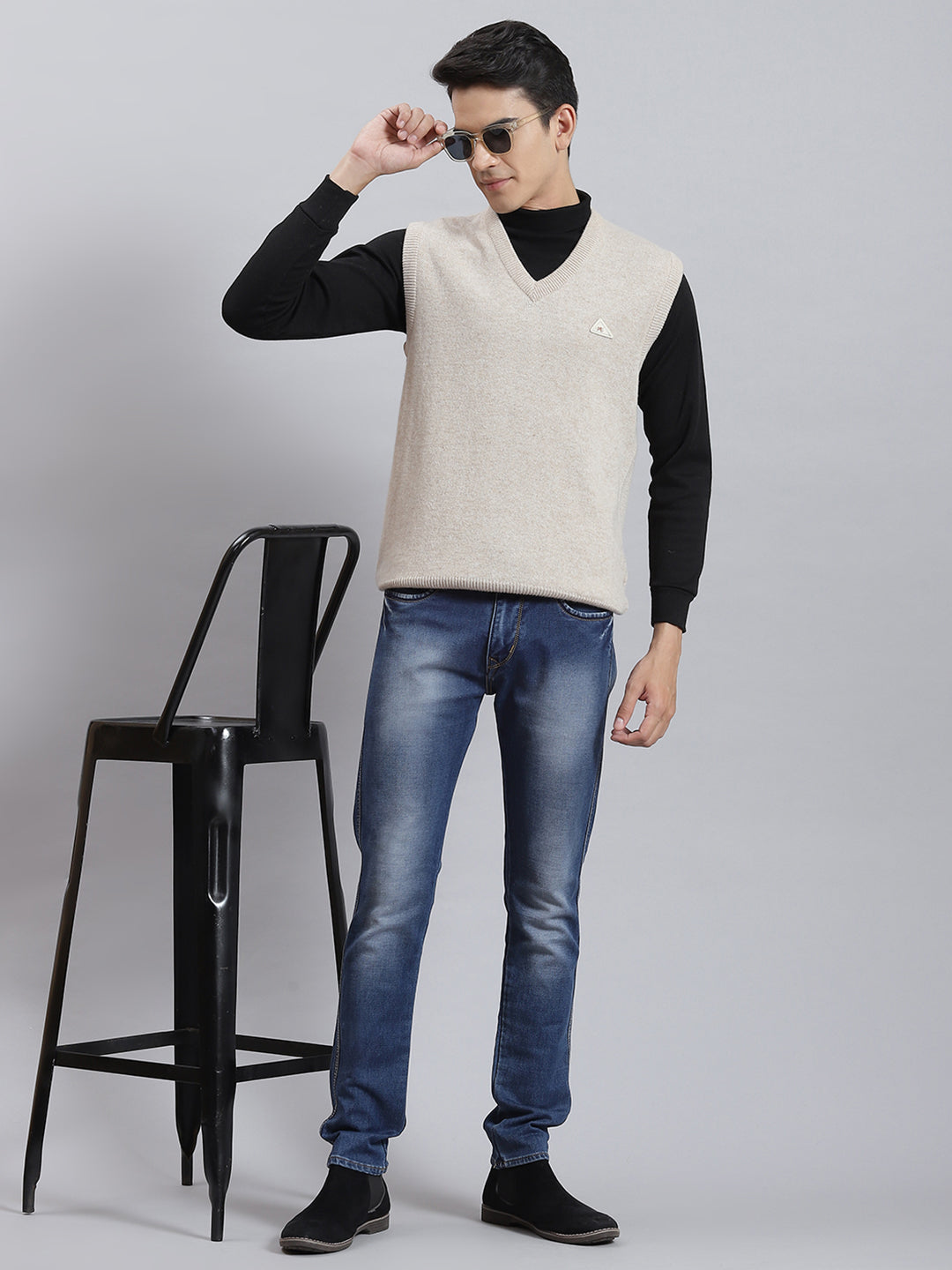 Men Grey Solid V Neck Sleeveless Sweaters/Pullovers