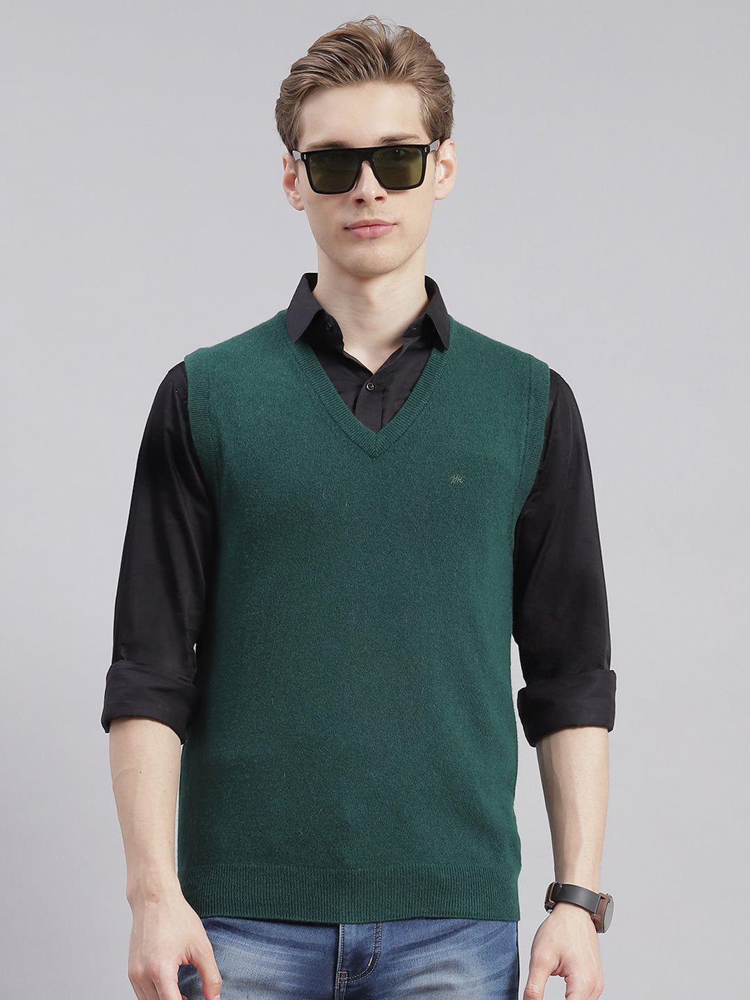 Men Green Solid V Neck Sleeveless Sweaters/Pullovers
