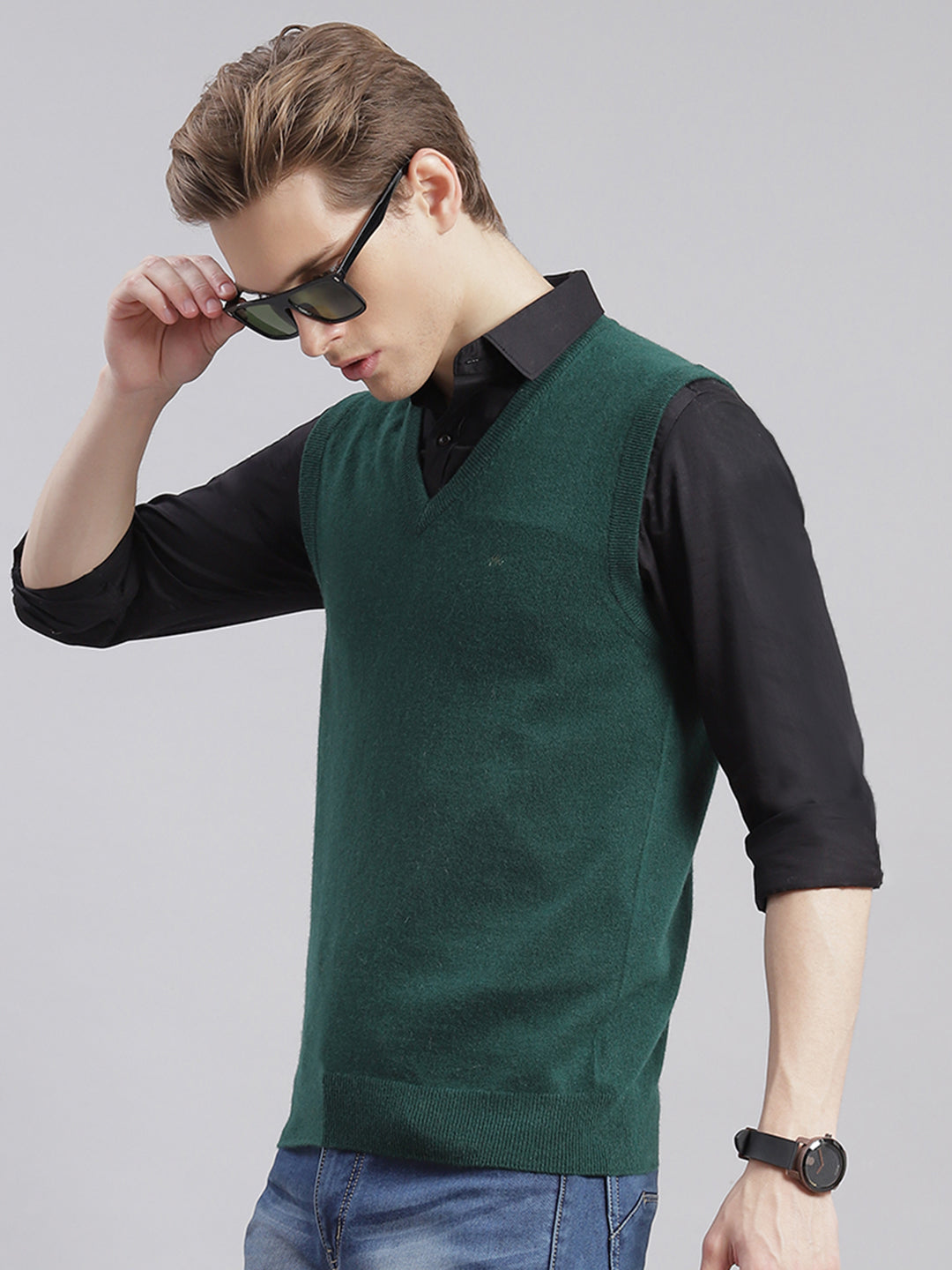 Men Green Solid V Neck Sleeveless Sweaters/Pullovers