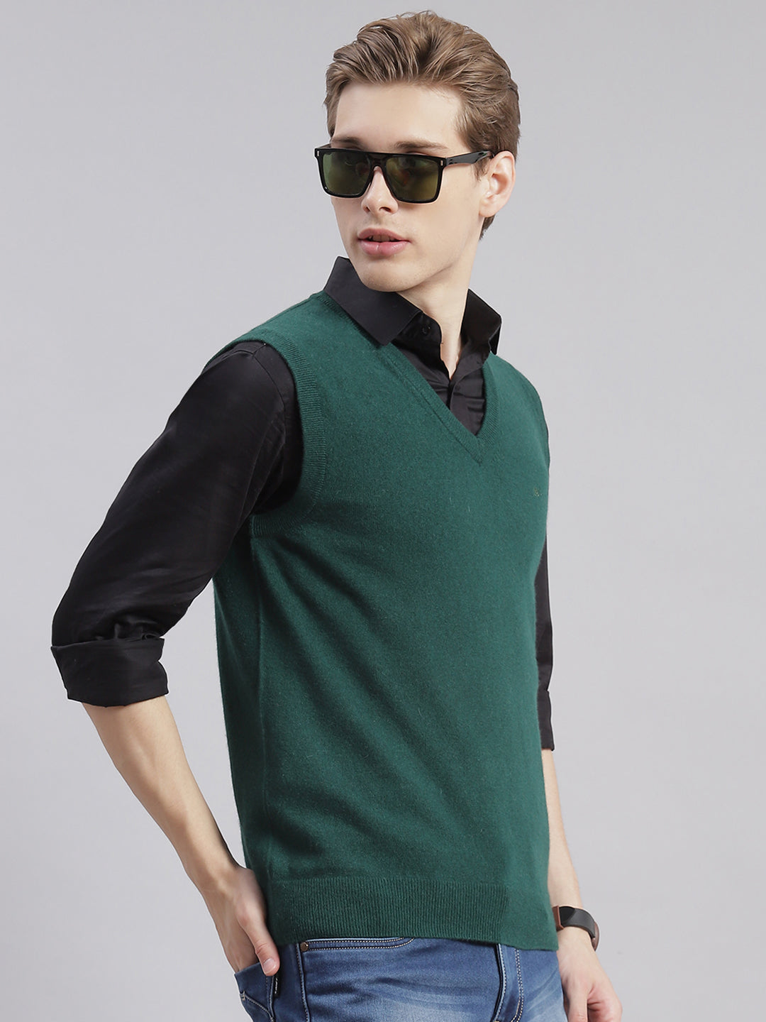 Men Green Solid V Neck Sleeveless Sweaters/Pullovers