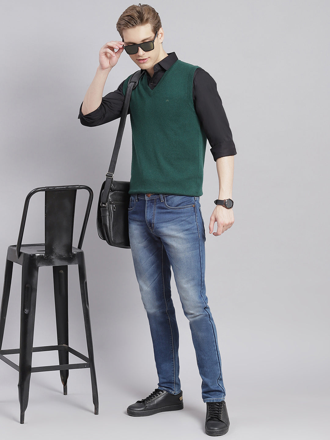 Men Green Solid V Neck Sleeveless Sweaters/Pullovers