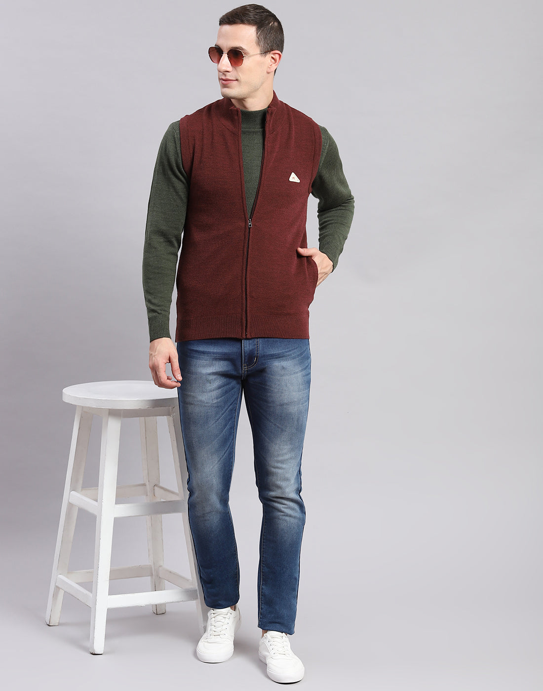 Men Maroon Solid Stand Collar Sleeveless Sweaters/Pullovers