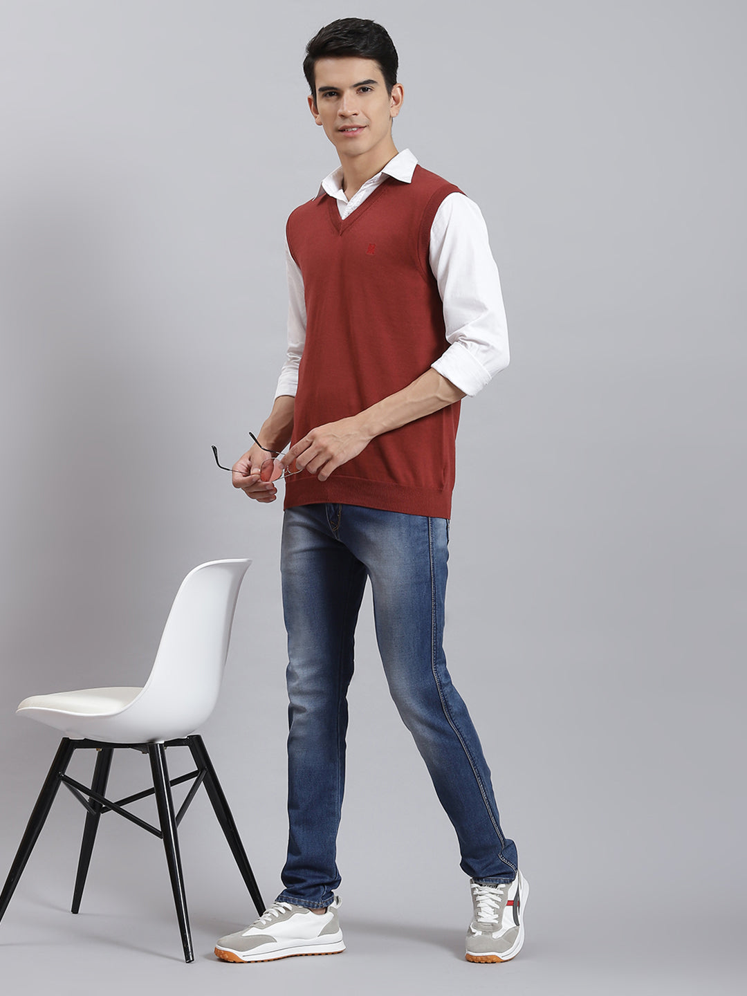 Men Maroon Solid V Neck Sleeveless Sweaters/Pullovers