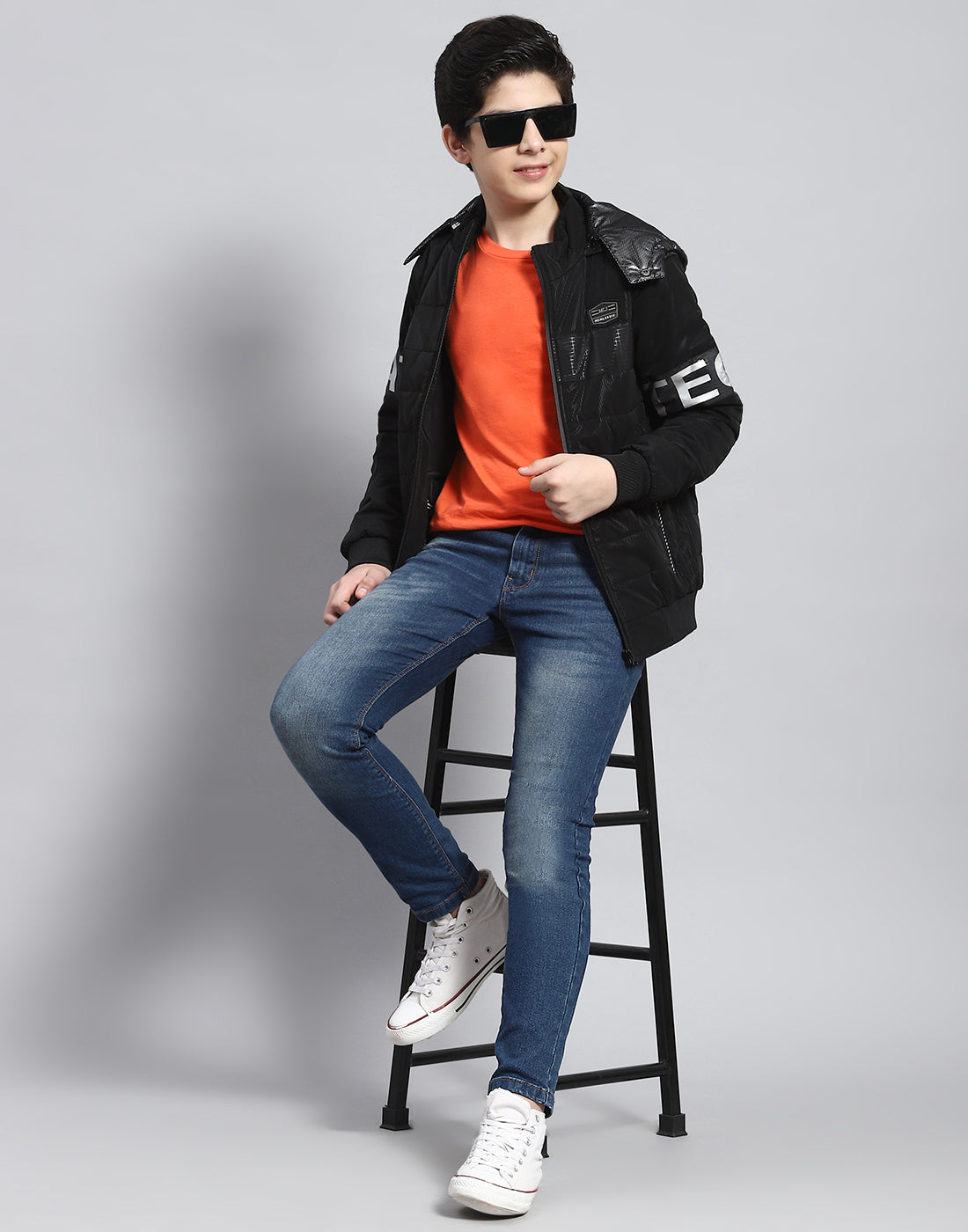 Boys Black Solid Hooded Full Sleeve Heating Jacket