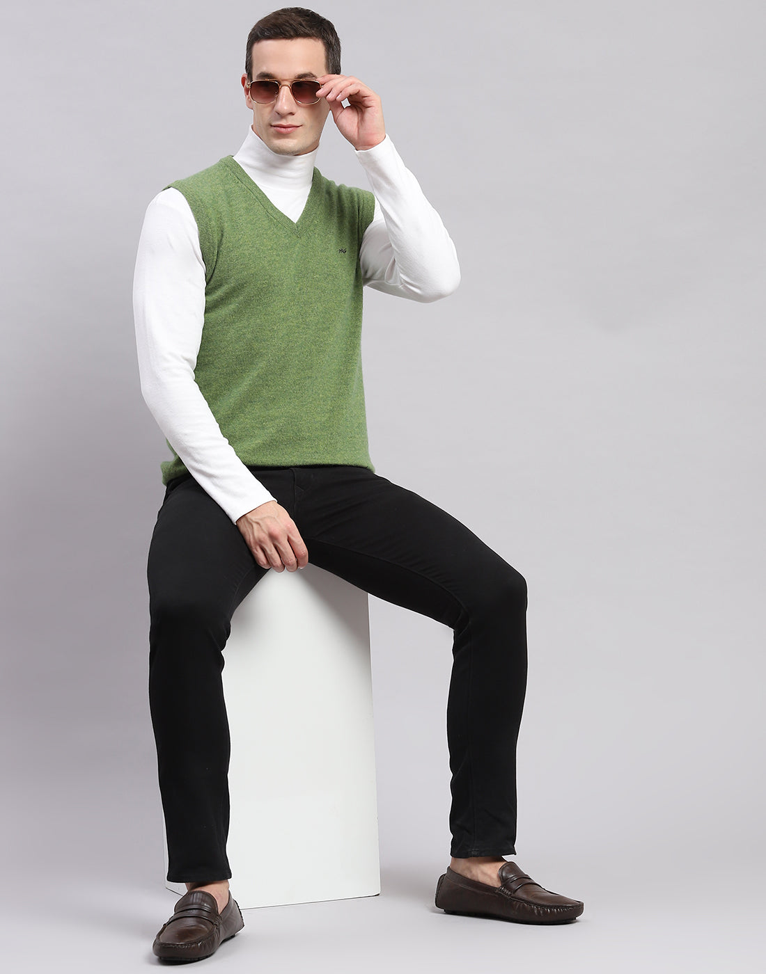 Men Green Solid V Neck Sleeveless Sweater