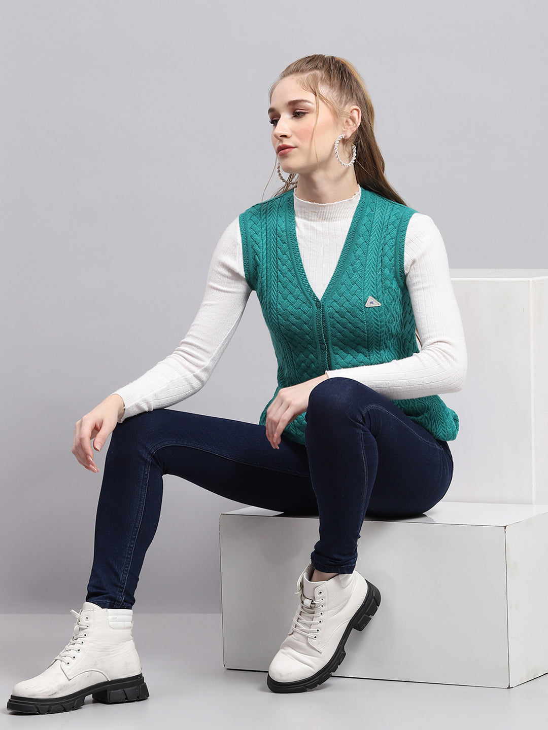 Women Green Self Design V Neck Sleeveless Cardigan