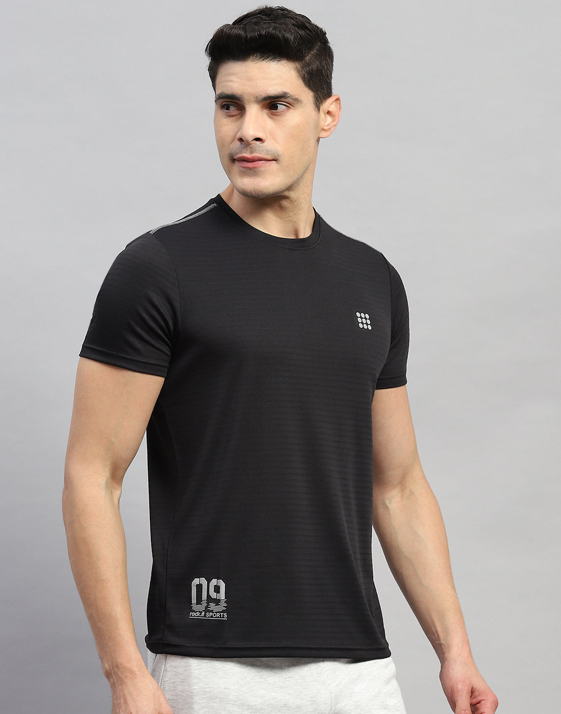 Men Black Solid Round Neck Half Sleeve T-Shirt