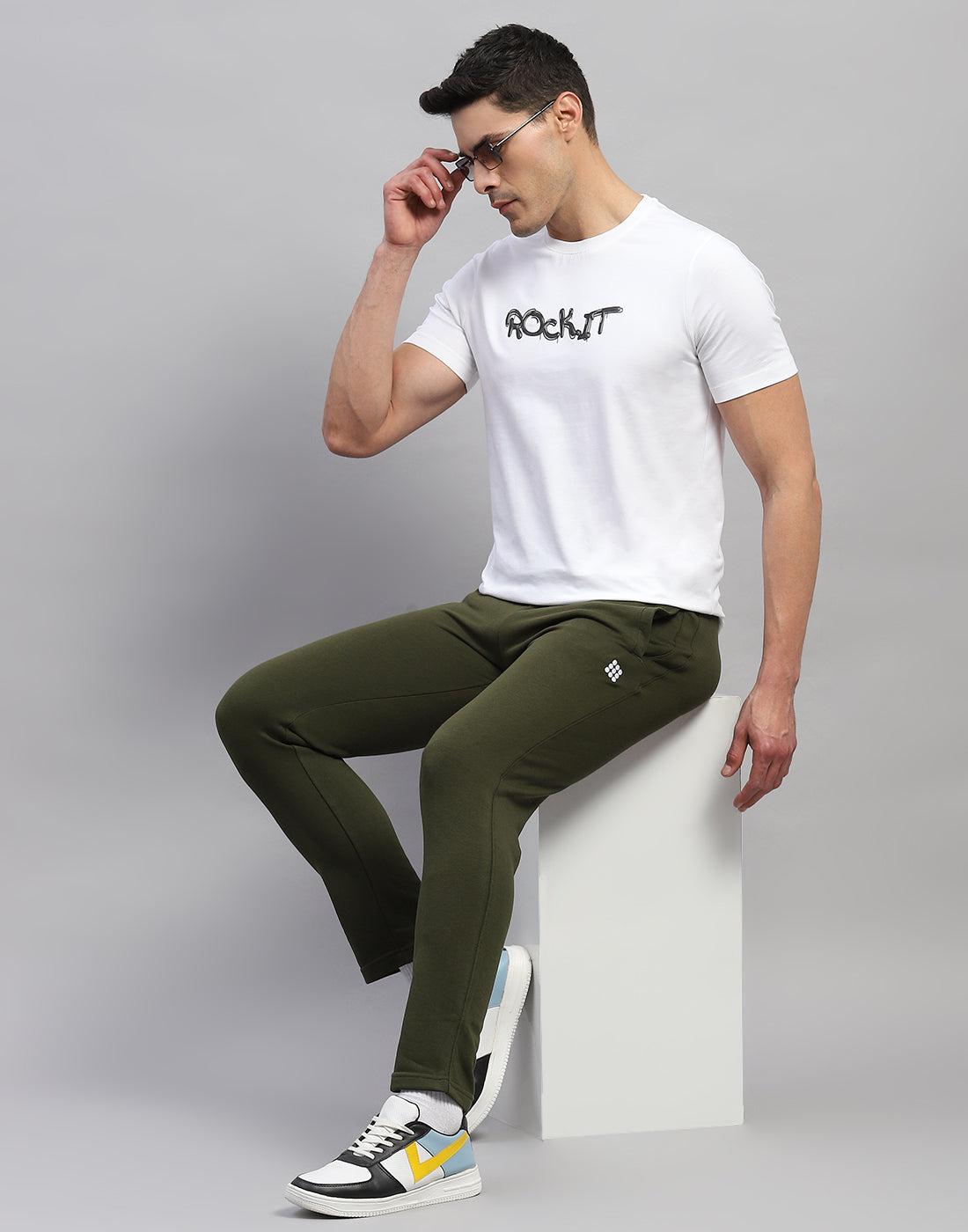 Men Olive Solid Regular Fit Lower