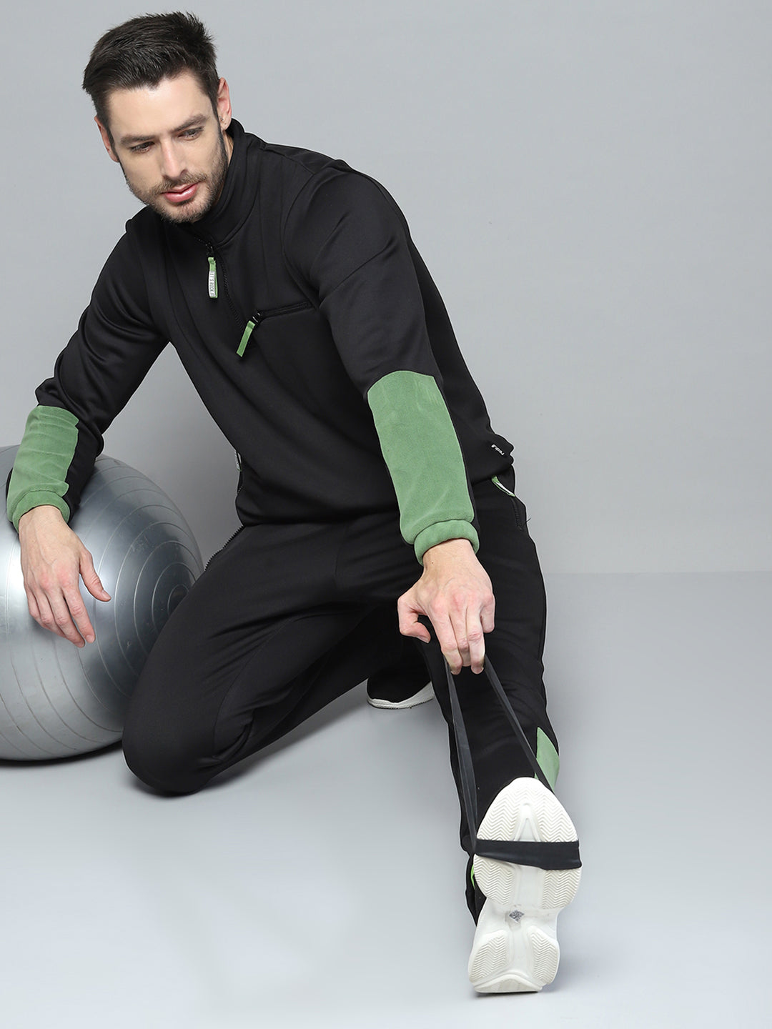 Men Black Solid Mock Neck Full Sleeve Winter Tracksuit