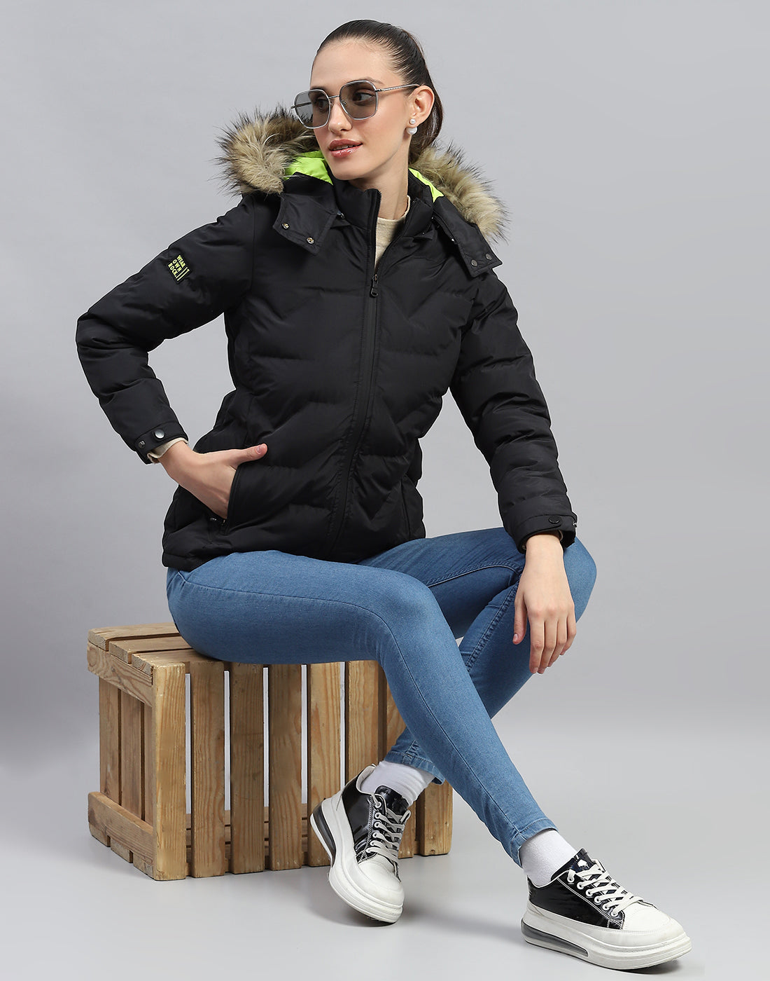 Women Black Solid Hooded Full Sleeve Heating Jacket