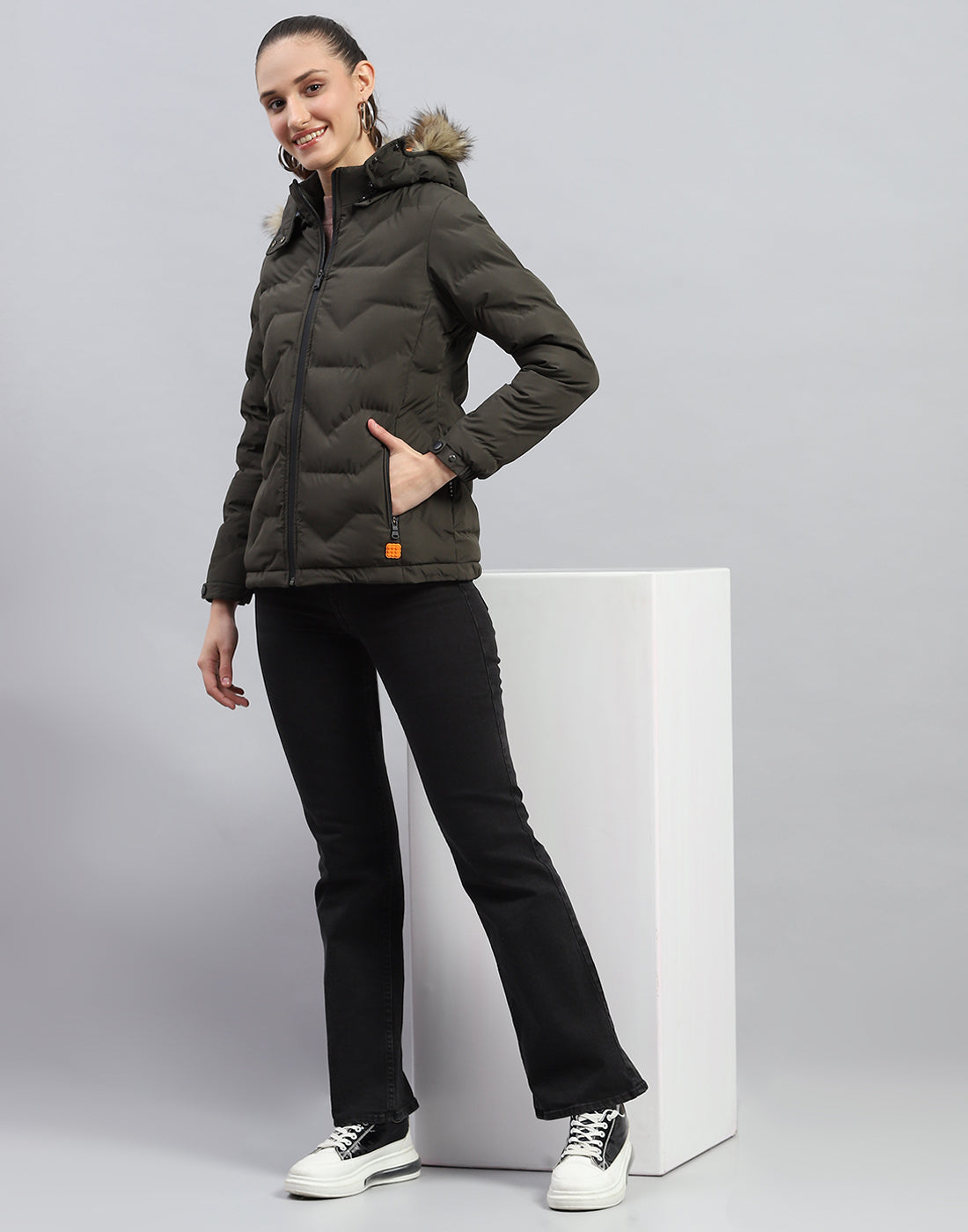 Women Olive Solid Hooded Full Sleeve Heating Jacket
