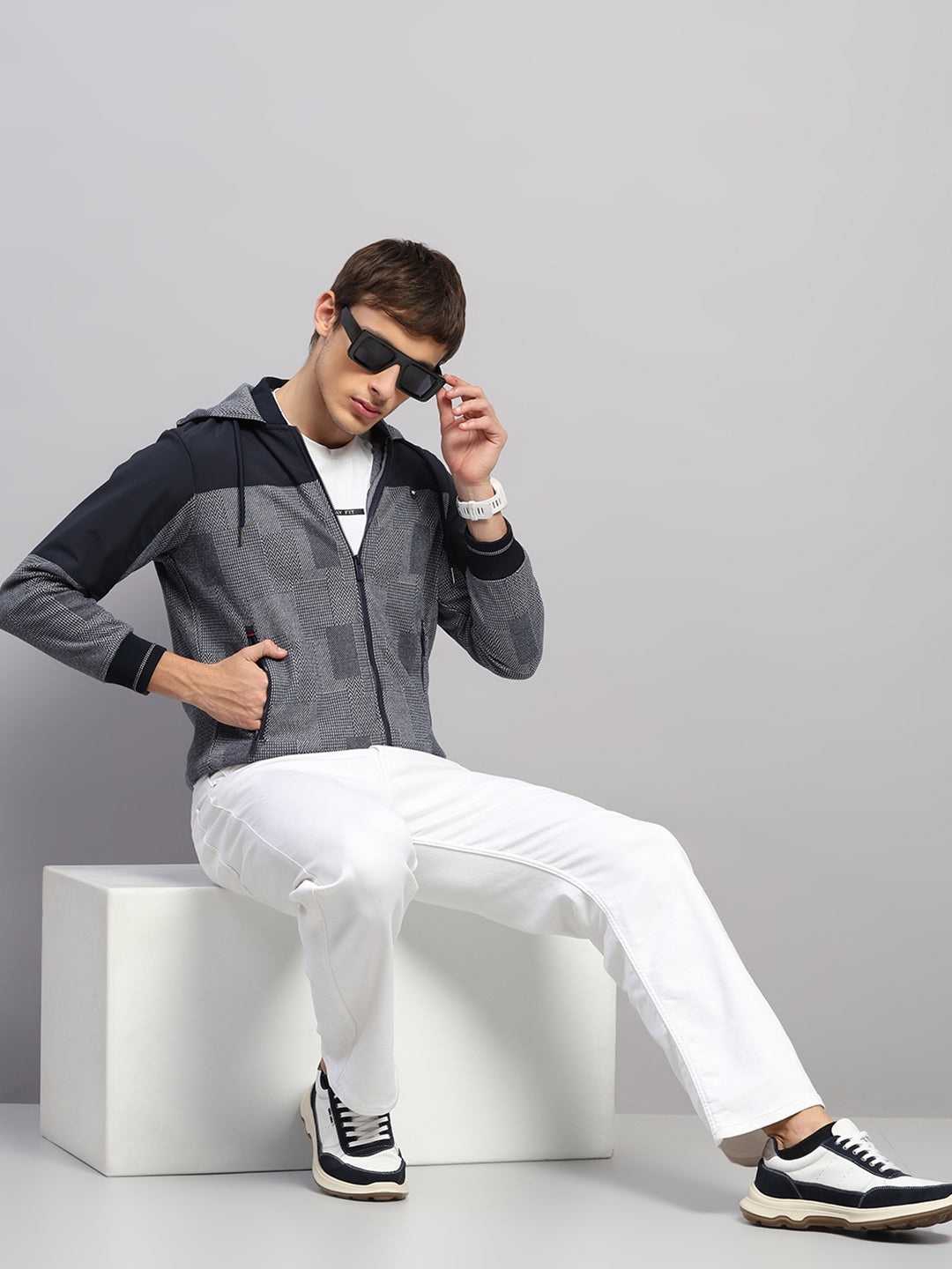 Men Navy Blue Solid Hooded Full Sleeve Sweatshirt