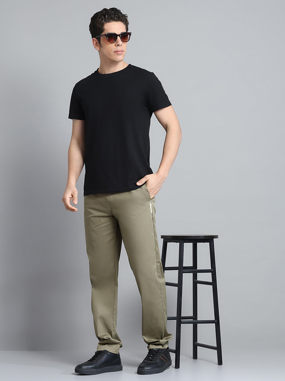 Men Olive Solid Regular Fit Lower