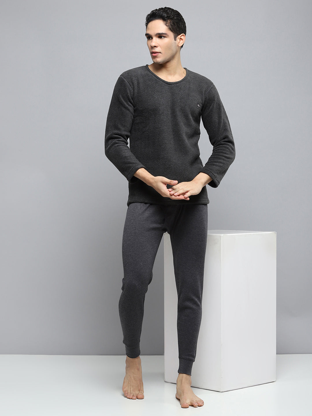 Men Black Solid Round Neck Full Sleeve Thermal Vest