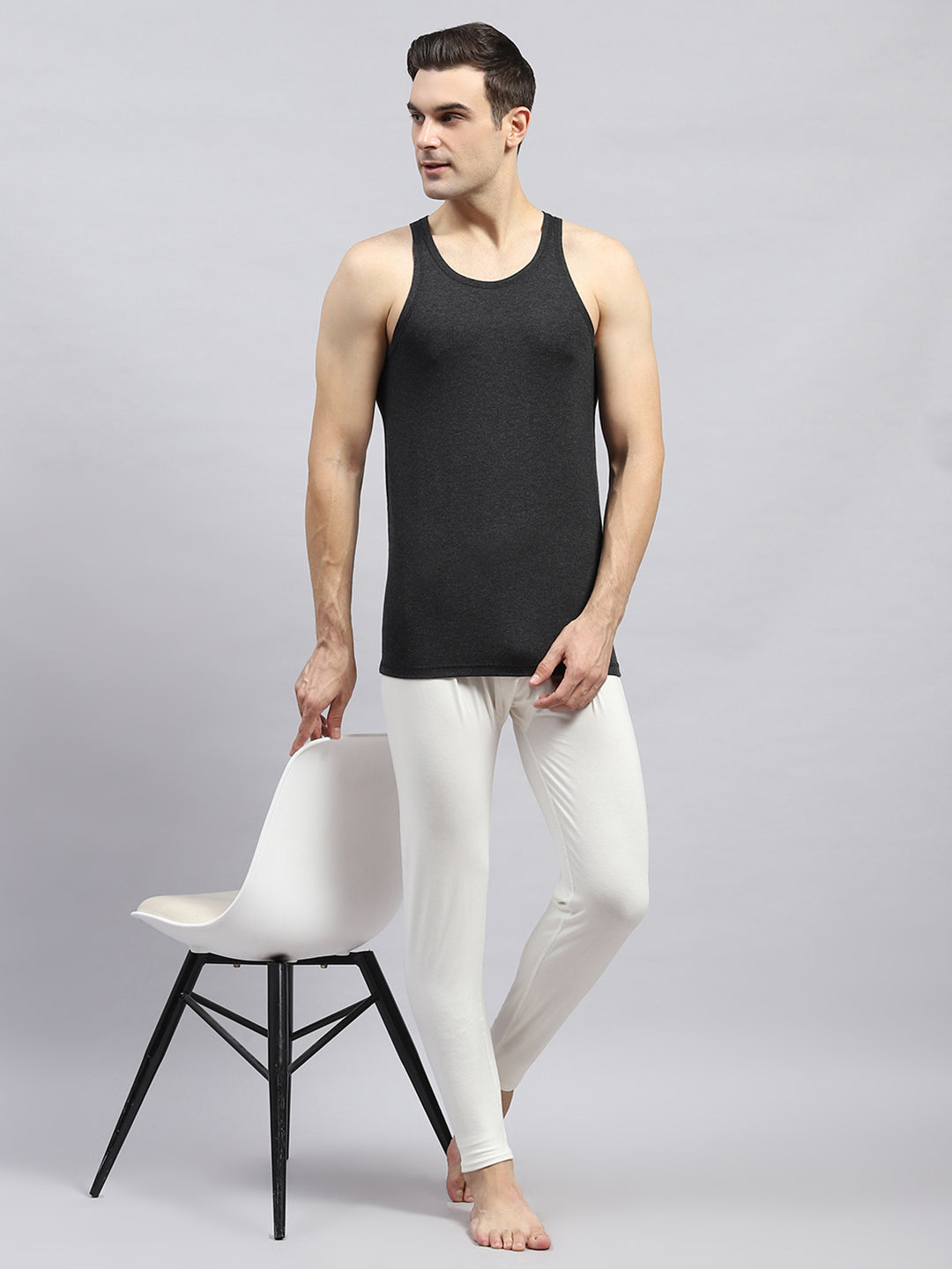 Men Black Solid Round Neck Sleeveless Thermal Vest