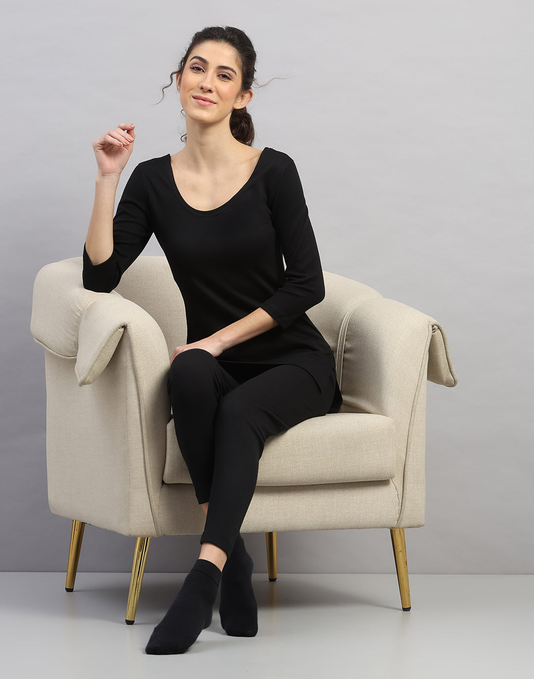 Women Black Solid Round Neck Sleeveless Thermal Vest