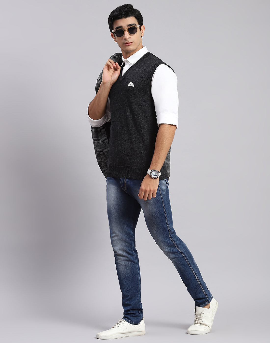 Men Grey Solid V Neck Sleeveless Sweaters/Pullovers