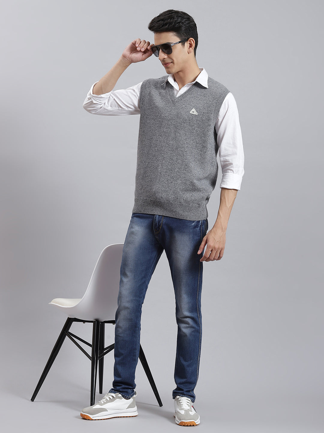 Men Grey Solid V Neck Sleeveless Sweaters/Pullovers