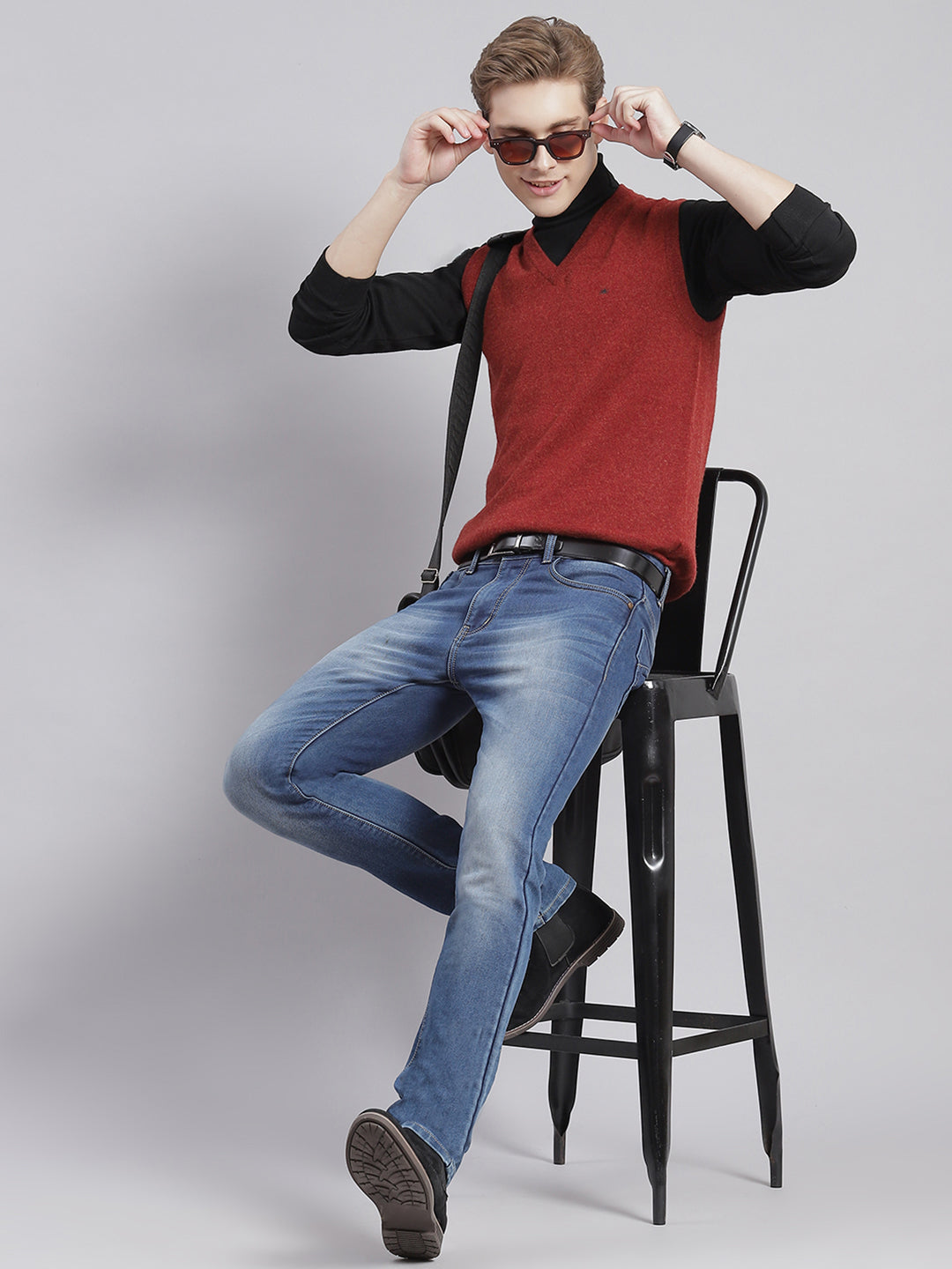 Men Maroon Solid V Neck Sleeveless Sweaters/Pullovers