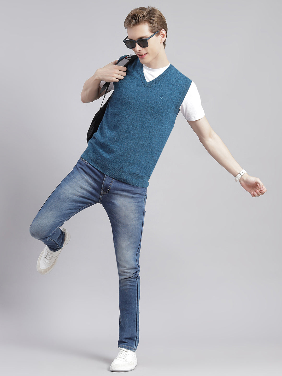 Men Teal Blue Solid V Neck Sleeveless Sweaters/Pullovers