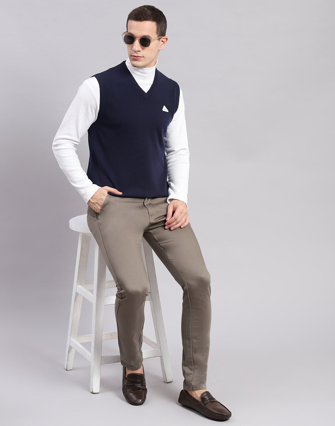 Men Navy Blue Solid V Neck Sleeveless Sweaters/Pullovers
