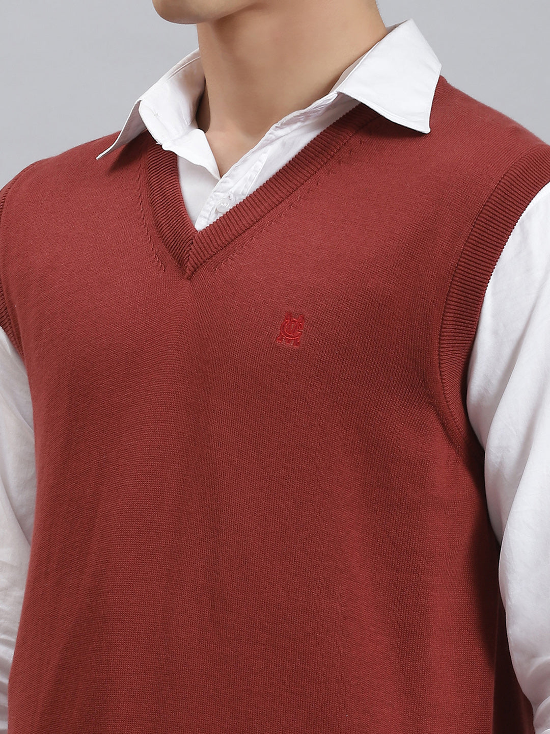 Men Maroon Solid V Neck Sleeveless Sweaters/Pullovers