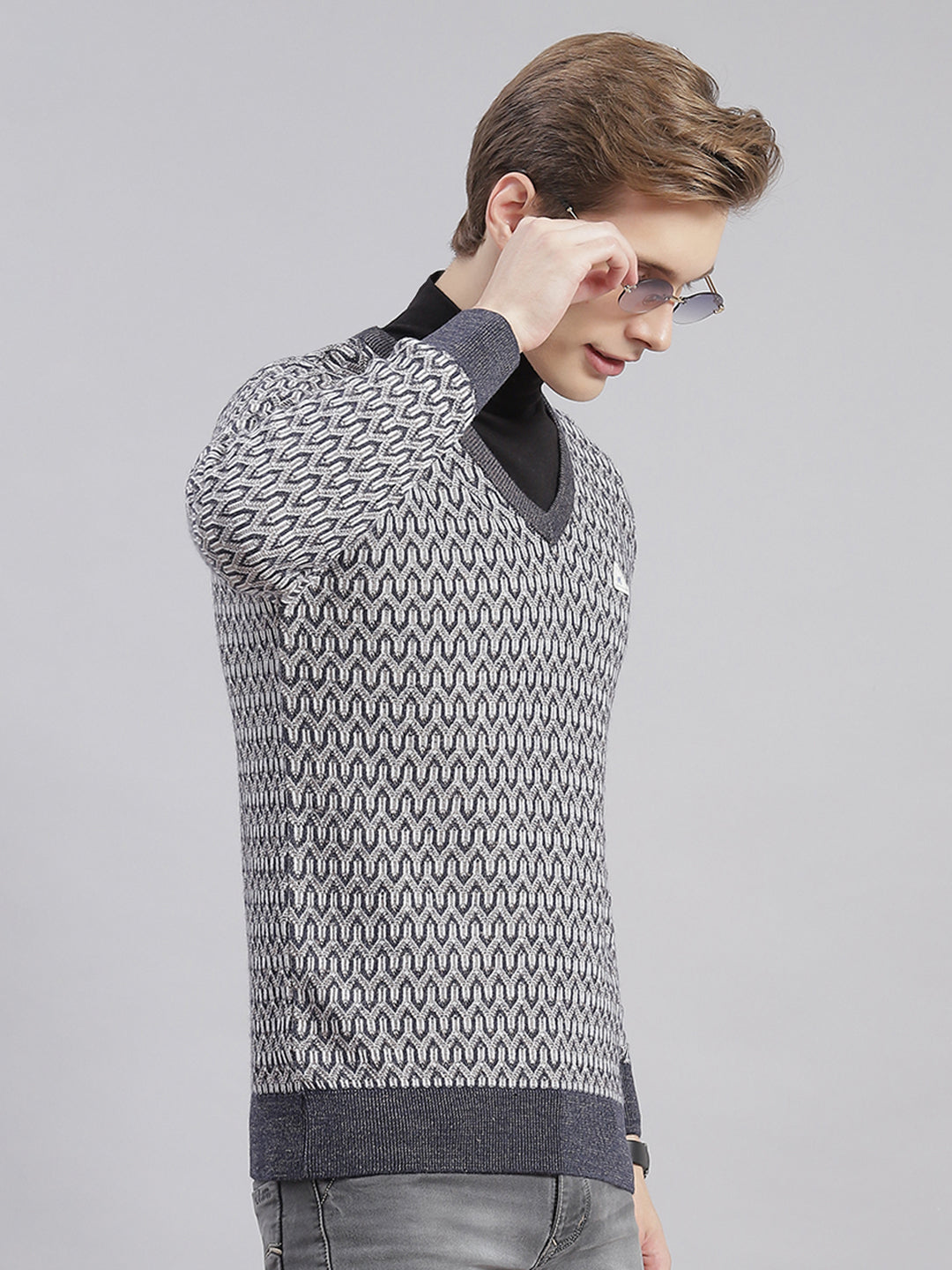 Men Grey Self Design V Neck Full Sleeve Sweaters/Pullovers
