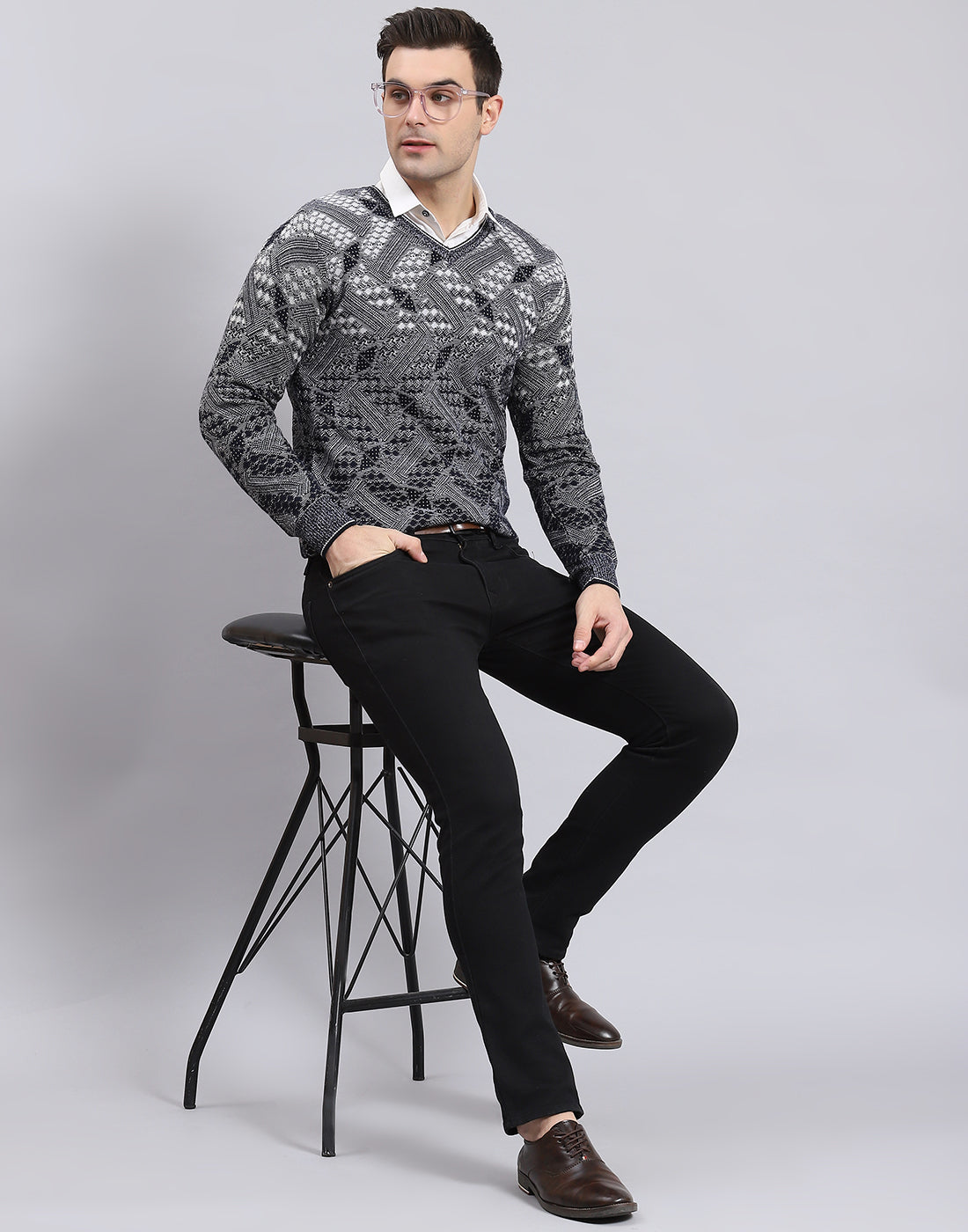 Men Grey Self Design V Neck Full Sleeve Sweater